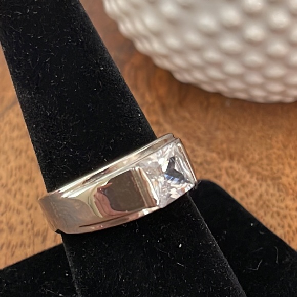 Exquisite Men's Titanium CZ Ring - Size 9 - Picture 2 of 5